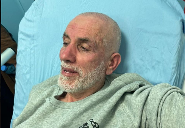 Sheikh Jamal Al-Tawil (61), langsung mendapatka perawatan mesdis karena kondisi kesehatannya yang memburuk setelah dipukuli secara brutal oleh sipir pendudukan hingga saat-saat terakhir sebelum pembebasannya. (foto X/SuppressedNws)